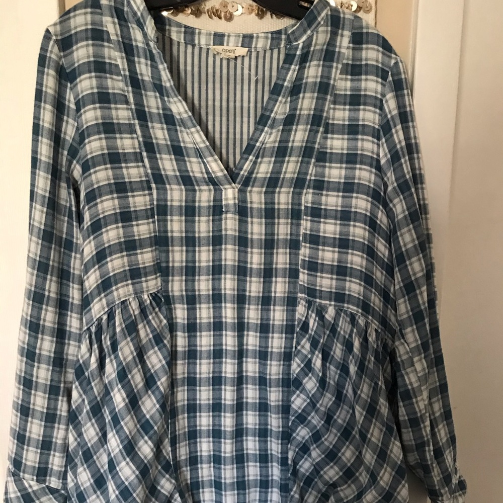 Checkered long sleeve flow shirt.